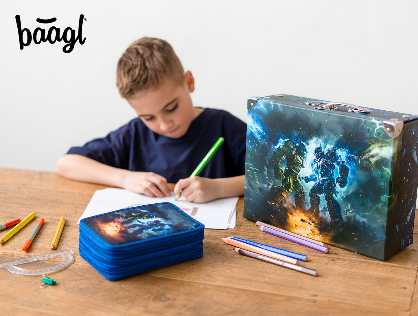 Školní penál třípatrový Roboti
