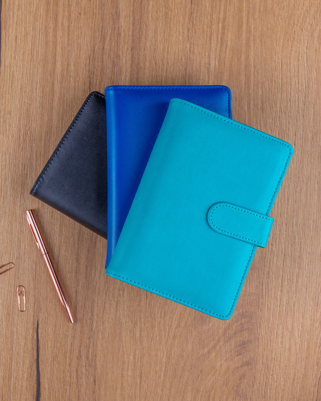 Refill – Týdenní kroužkový diář s vyměnitelnými listy 2027, černý, 12,5 x 19 cm