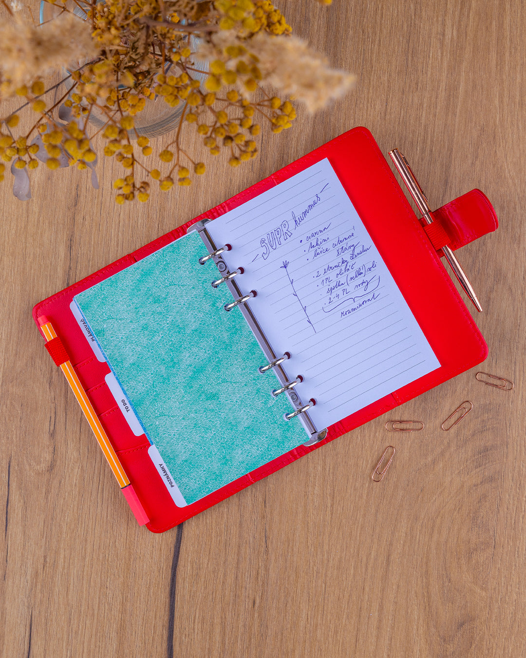 Refill – Týdenní kroužkový diář s vyměnitelnými listy 2027, sytě červený, 12,5 x 19 cm